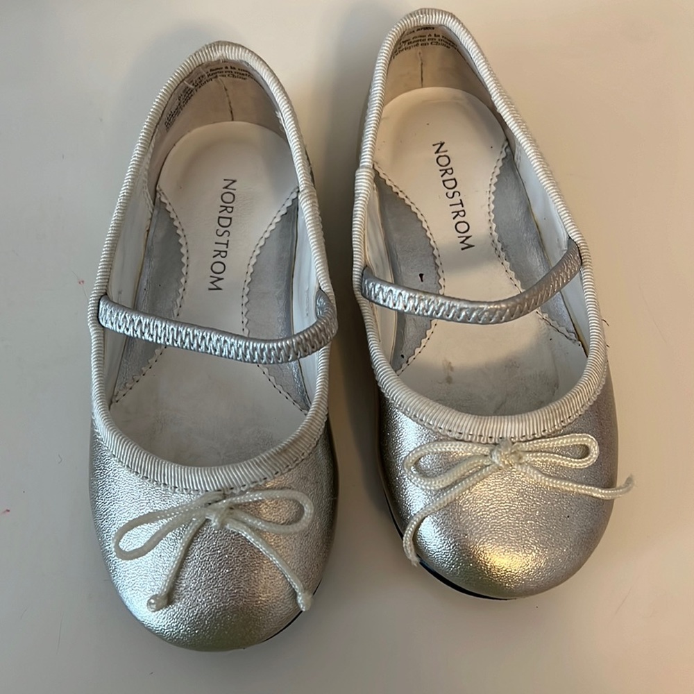 Nordstrom Girls Dress Shoes, Silver, Size 6.5